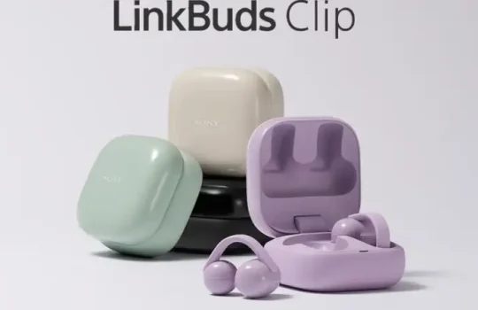 Sony je zvanično predstavio Sony LinkBuds Clip na indijskom tržištu. Slušalice imaju preporučenu cijenu od 18.990 INR, a u prodaji će biti od 13. jula putem online i fizičkih trgovina. Otvoreni dizajn za veću svijest o okolini Sony LinkBuds Clip koriste trenutno popularan clip-on (kopča) dizajn otvorenog tipa. Prednost ovakvog rješenja je što zvuk dopire do korisnika bez potpunog zatvaranja ušnog kanala, pa i dalje možete čuti šta se dešava oko vas. Kao i kod drugih slušalica ovog tipa, LinkBuds Clip imaju fleksibilnu kopču koja se prilagođava različitim oblicima i veličinama uha. Tu su i posebni Air Fitting Cushions silikonski nastavci koji dodatno poboljšavaju stabilnost prilikom nošenja. Slušalice posjeduju IPX4 certifikat, što znači da su otporne na prskanje vodom i znoj. Tri audio režima Sony je ugradio tri različita režima reprodukcije zvuka: Standard Mode – za svakodnevno slušanje Voice Boost Mode – pojačava govor u bučnim okruženjima Sound Leakage Reduction Mode – smanjuje curenje zvuka u tihim prostorijama Kompanija navodi da su slušalice podešene tako da pružaju uravnotežen zvuk pogodan za sve muzičke žanrove. Podržana je i Sonyjeva DSEE (Digital Sound Enhancement Engine) tehnologija koja poboljšava kvalitet kompresovanih audio zapisa vraćanjem izgubljenih detalja. Baterija Sony LinkBuds Clip nude: do 9 sati reprodukcije s jednim punjenjem do 37 sati ukupnog trajanja baterije uz futrolu za punjenje Dostupne boje LinkBuds Clip biće dostupne u četiri boje: Green Greige Black Lavender